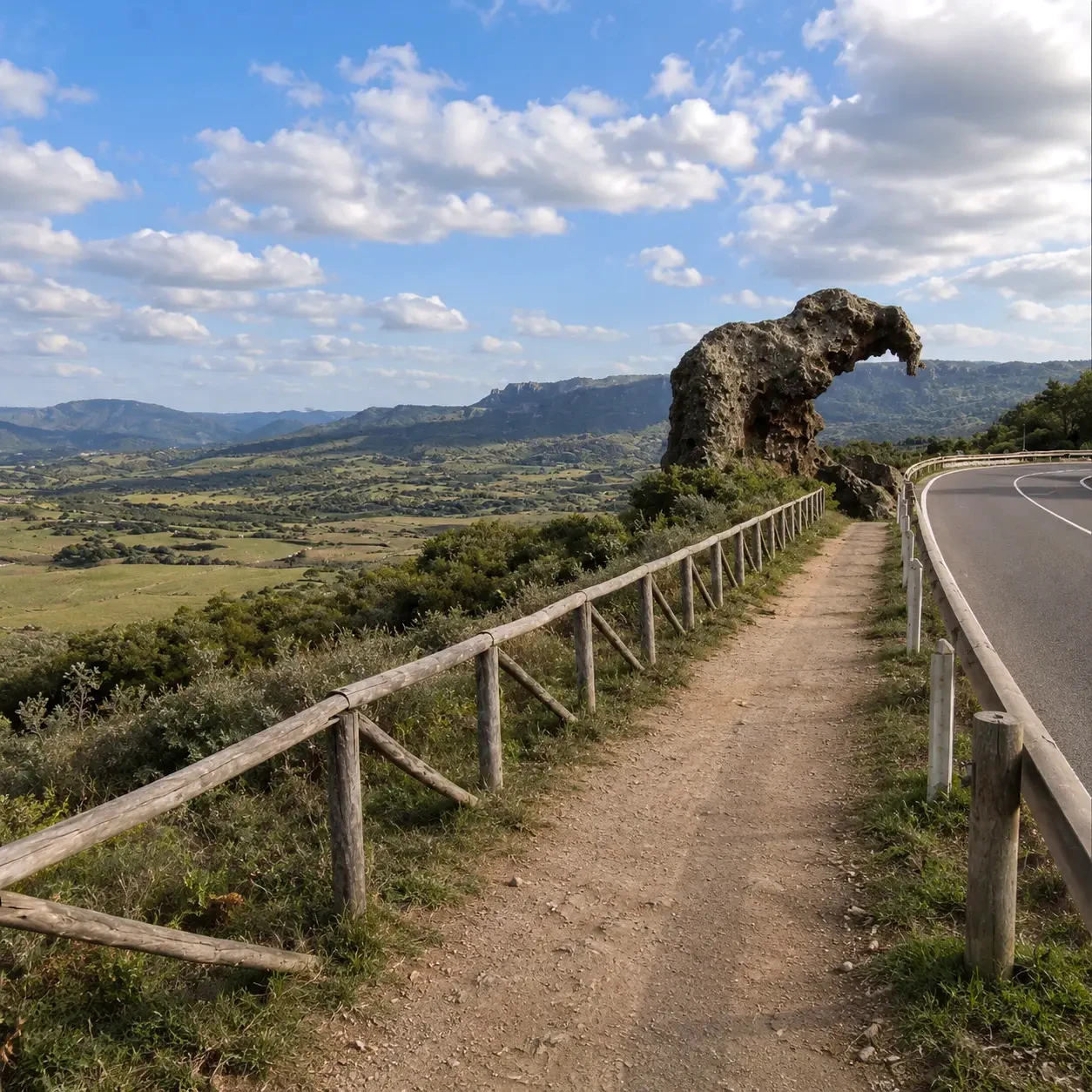 Antiker nuraghischer Steinturm in goldener sardischer Landschaft